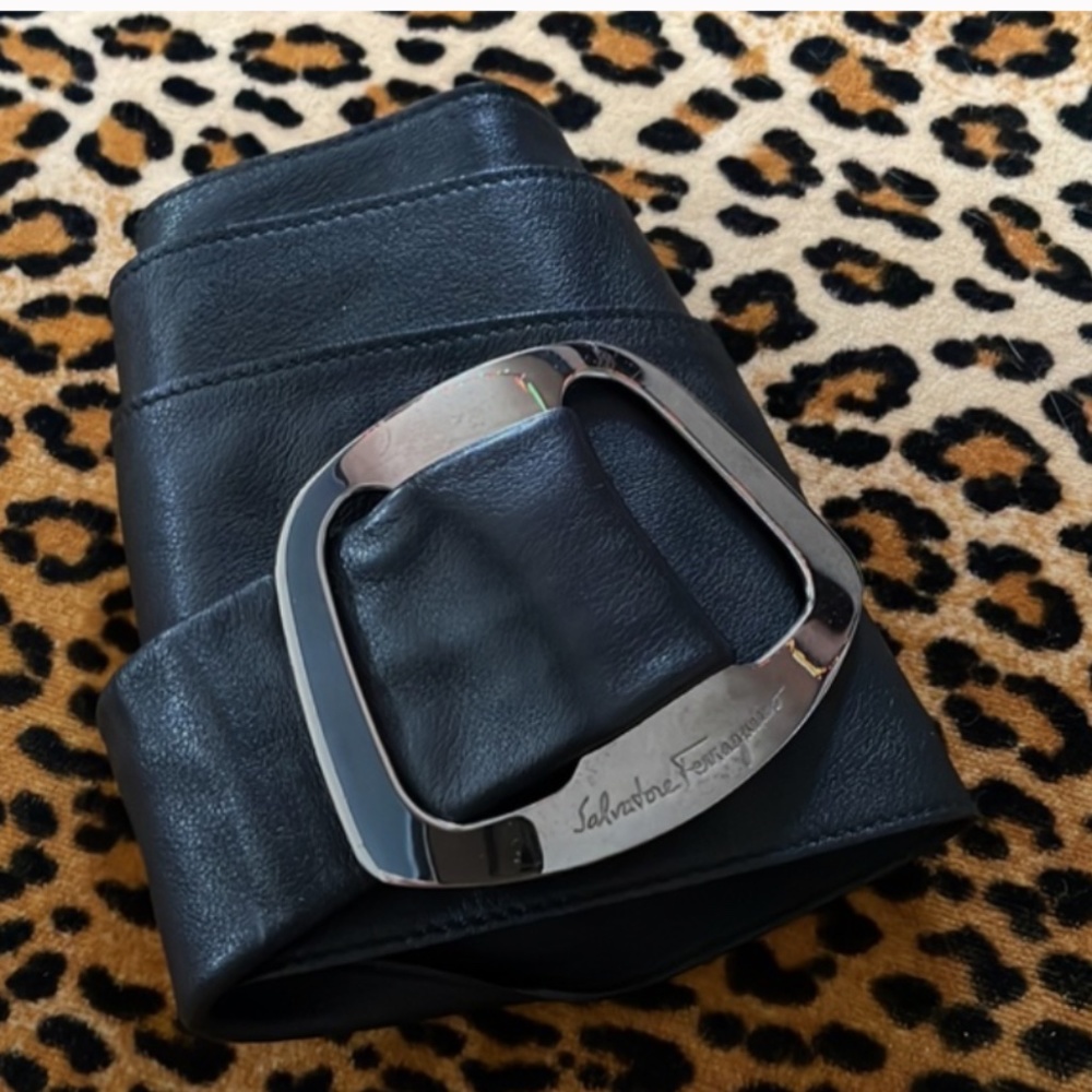 Salvatore Ferragamo black supple Leather Belt pull thru closure - Picture 2 of 9